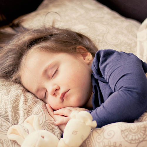  une maman avec son bébé pharmacie des Tilleuls